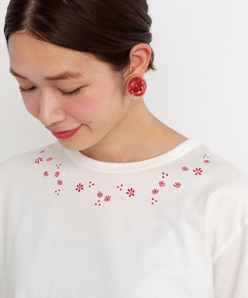 chambre de charme(シャンブルドゥシャーム)の「cdc 小さなお花刺繍T(Tシャツ/カットソー・レディース・ライトグレー/ホワイト・FREE)」の1枚目の写真