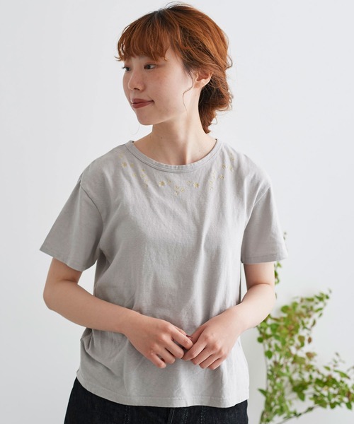 chambre de charme(シャンブルドゥシャーム)の「cdc 小さなお花刺繍T(Tシャツ/カットソー・レディース・ライトグレー/ホワイト・FREE)」の5枚目の写真