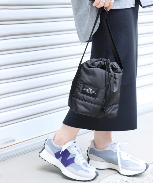 BAGSINPROGRESS(バッグズインプログレス)の「【BAGS IN PROGRESS】NEW BUCKETSHOULDER PADDED:ショルダーバッグ◆(ショルダーバッグ・レディース・ブラック/ベージュ・FREE)」の1枚目の写真