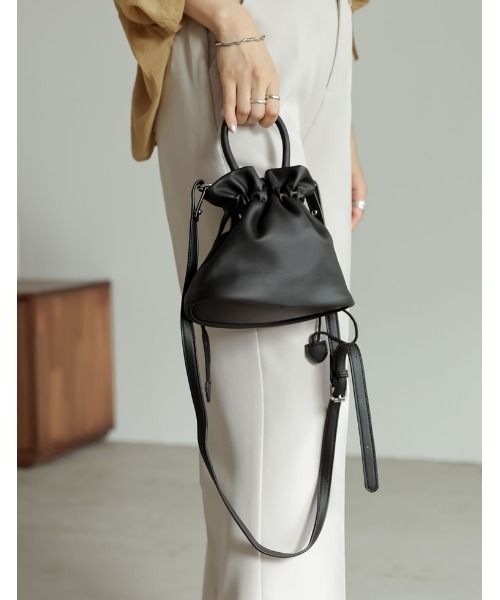 Re:EDIT（リエディ）の「フェイクレザー巾着バッグ（ショルダーバッグ・レディース・ブラック/ベージュ/イエロー・FREE）」の9枚目の写真