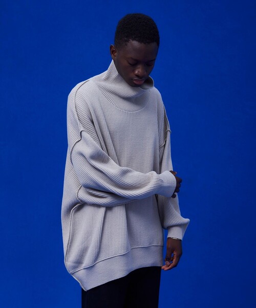 UNITED TOKYO（ユナイテッドトウキョウ）の「ウールオーバーサイズタートルニット（ニット/セーター・メンズ・ブラック/パープル/ブラウン/ベージュ・1/2）」の7枚目の写真