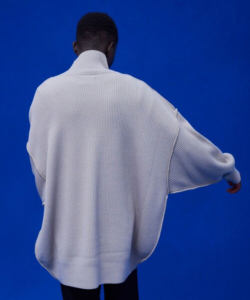 UNITED TOKYO（ユナイテッドトウキョウ）の「ウールオーバーサイズタートルニット（ニット/セーター・メンズ・ブラック/パープル/ブラウン/ベージュ・1/2）」の8枚目の写真