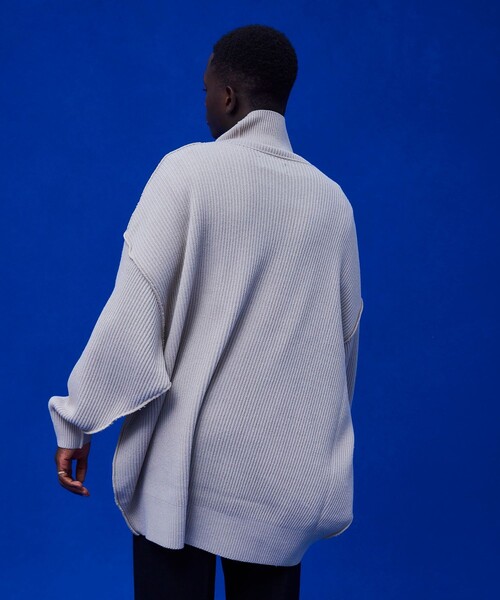 UNITED TOKYO（ユナイテッドトウキョウ）の「ウールオーバーサイズタートルニット（ニット/セーター・メンズ・ブラック/パープル/ブラウン/ベージュ・1/2）」の9枚目の写真