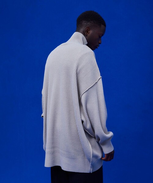 UNITED TOKYO（ユナイテッドトウキョウ）の「ウールオーバーサイズタートルニット（ニット/セーター・メンズ・ブラック/パープル/ブラウン/ベージュ・1/2）」の10枚目の写真