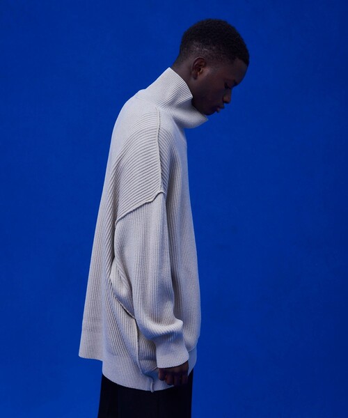 UNITED TOKYO（ユナイテッドトウキョウ）の「ウールオーバーサイズタートルニット（ニット/セーター・メンズ・ブラック/パープル/ブラウン/ベージュ・1/2）」の12枚目の写真