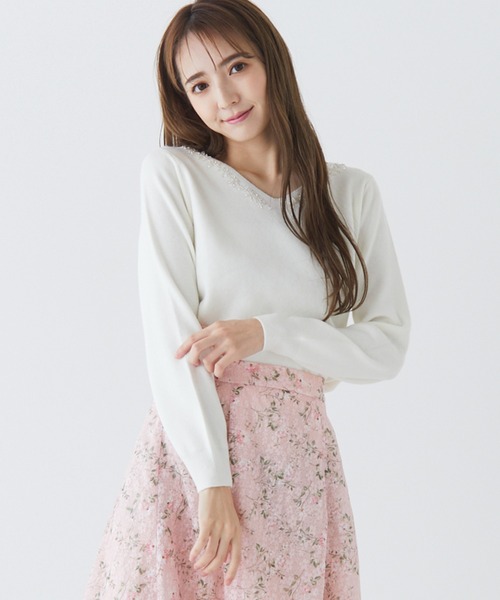 BE RADIANCE(ビーラディエンス)の「Vネックビーズニットトップス(ニット/セーター・レディース・モカ/ブラック/ホワイト・FREE)」の2枚目の写真