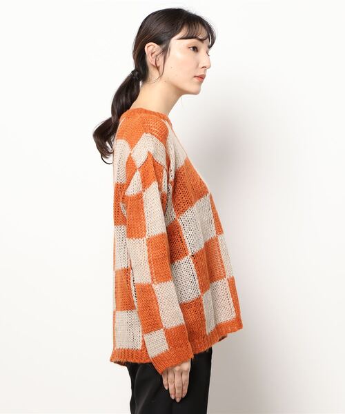 ROSE BUD（ローズバッド）の「透かし編みチェック柄ニット（ニット/セーター・レディース・ブラック/オレンジ・1）」の3枚目の写真
