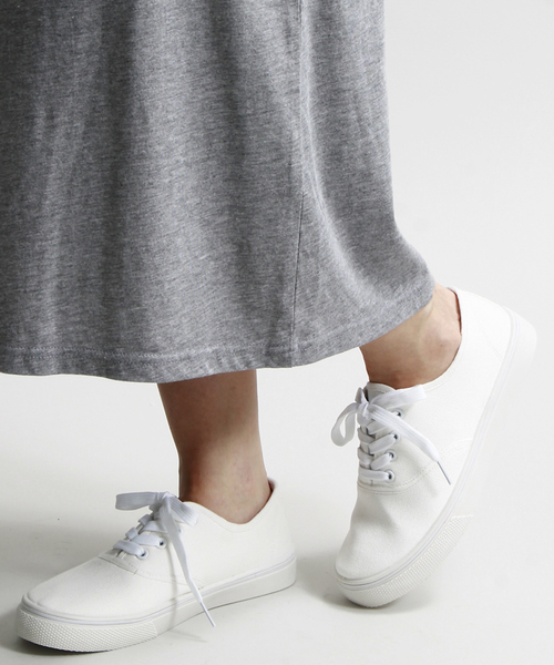 WEGO（ウィゴー）の「WEGO/レースアップスニーカー（スニーカー・レディース・ホワイト/ブラック/ネイビー/イエロー/サックスブルー/パープル/ピンク/ブルー/イエロー系その他/その他1/ブラック系その他/オレンジ/ピンク系その他・MEDIUM/LARGE）」の2枚目の写真