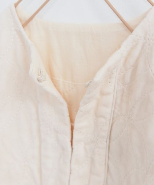 LOWRYS FARM（ローリーズファーム）の「カットベロアキルトジャケット　259836（ノーカラージャケット・キッズ・アイボリー/ブルー・110cm/120cm/130cm/140cm/150cm）」の10枚目の写真