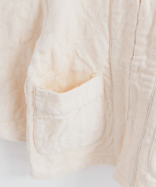 LOWRYS FARM（ローリーズファーム）の「カットベロアキルトジャケット　259836（ノーカラージャケット・キッズ・アイボリー/ブルー・110cm/120cm/130cm/140cm/150cm）」の8枚目の写真