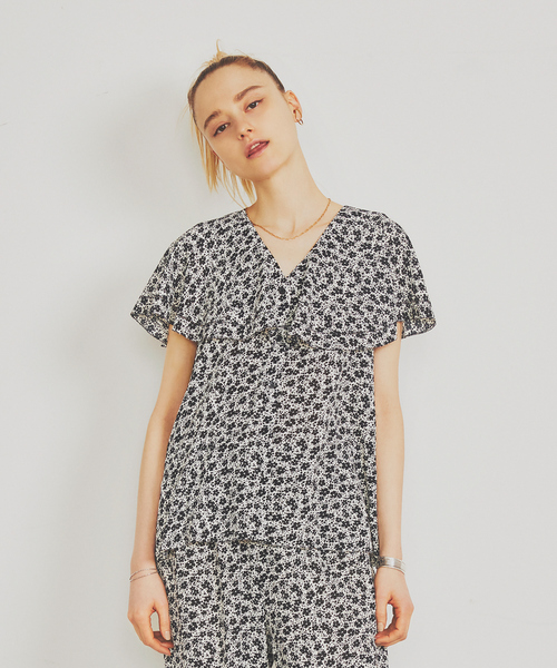 Rouge vif Anna(ルージュヴィフアンナ)の「【セットアップ対応】フラワープリントケープブラウス(シャツ/ブラウス・レディース・オフホワイト・フリー)」の1枚目の写真