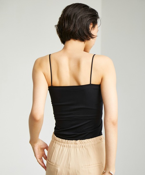 ECRIRE（エクリール）の「カップ付きスクエアキャミ（キャミソール・レディース・ブラック/オフホワイト・M）」の5枚目の写真