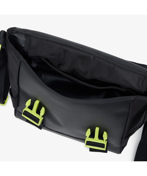 LACOSTE（ラコステ）の「アウトドア クロック メッセンジャーバッグ（ショルダーバッグ・メンズ・ブラック/ベージュ・FREE）」の5枚目の写真