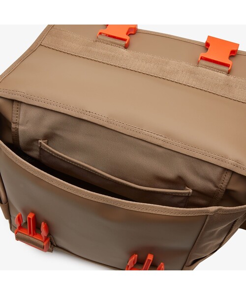 LACOSTE（ラコステ）の「アウトドア クロック メッセンジャーバッグ（ショルダーバッグ・メンズ・ブラック/ベージュ・FREE）」の10枚目の写真