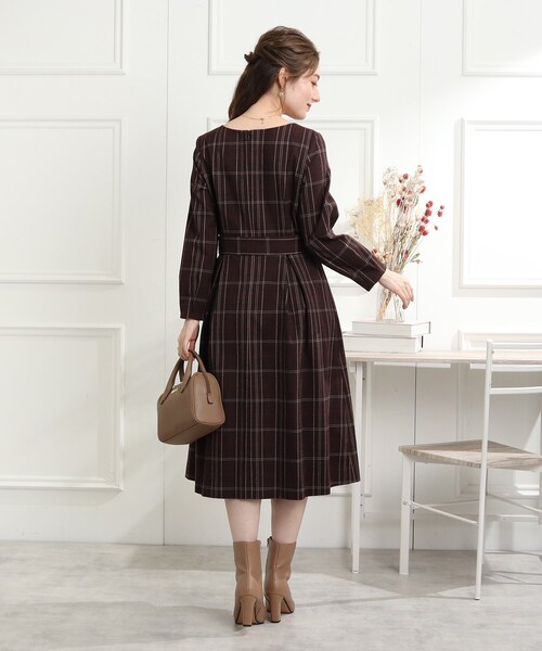 couture brooch（クチュールブローチ）の「◆先染め起毛 チェックタックデザインワンピース（ワンピース・レディース・ネイビー系1/ブラウン系2・38/40）」の5枚目の写真