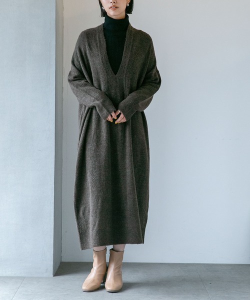 NANO universe（ナノユニバース）の「LB.04/深Vネックマキシニットワンピース（ワンピース・レディース・ブラウン/ベージュ/ネイビー・FREE）」の2枚目の写真