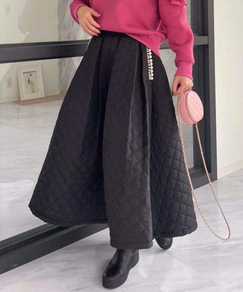 M y u（ミュー）の「キルティング パールポケット ボリュームフレア スカート（スカート・レディース・ブラック/グレイッシュベージュ・FREE）」の2枚目の写真