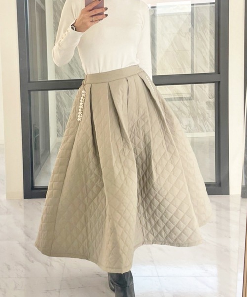 M y u（ミュー）の「キルティング パールポケット ボリュームフレア スカート（スカート・レディース・ブラック/グレイッシュベージュ・FREE）」の13枚目の写真