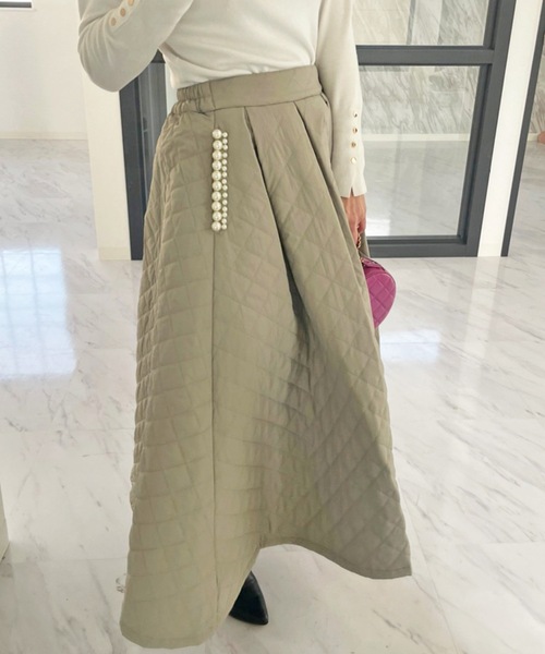 M y u（ミュー）の「キルティング パールポケット ボリュームフレア スカート（スカート・レディース・ブラック/グレイッシュベージュ・FREE）」の6枚目の写真