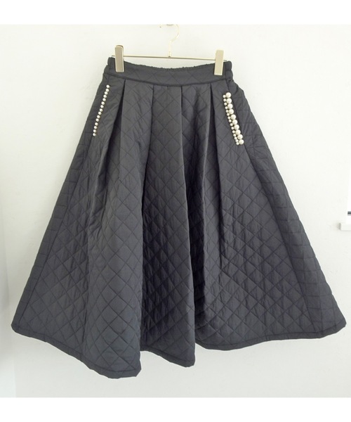 M y u（ミュー）の「キルティング パールポケット ボリュームフレア スカート（スカート・レディース・ブラック/グレイッシュベージュ・FREE）」の10枚目の写真