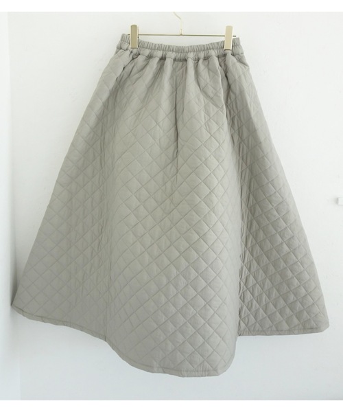 M y u（ミュー）の「キルティング パールポケット ボリュームフレア スカート（スカート・レディース・ブラック/グレイッシュベージュ・FREE）」の3枚目の写真