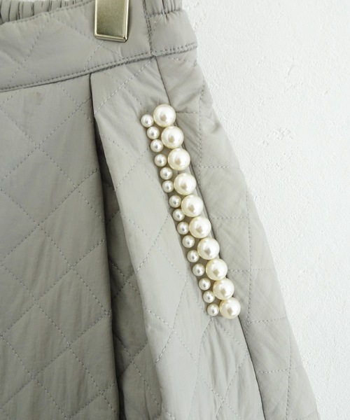 M y u（ミュー）の「キルティング パールポケット ボリュームフレア スカート（スカート・レディース・ブラック/グレイッシュベージュ・FREE）」の9枚目の写真
