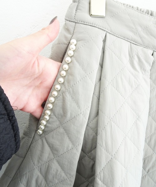 M y u（ミュー）の「キルティング パールポケット ボリュームフレア スカート（スカート・レディース・ブラック/グレイッシュベージュ・FREE）」の7枚目の写真
