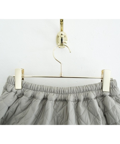 M y u（ミュー）の「キルティング パールポケット ボリュームフレア スカート（スカート・レディース・ブラック/グレイッシュベージュ・FREE）」の5枚目の写真