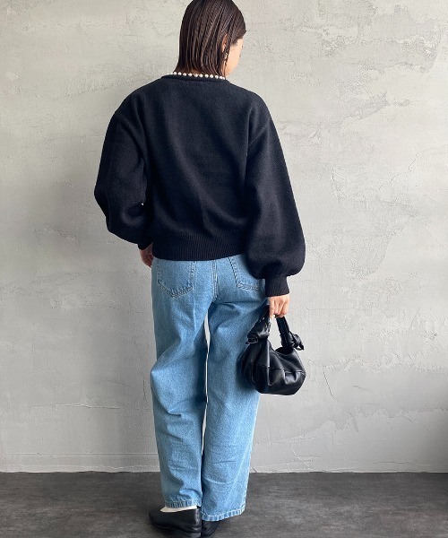 JEANS FACTORY （ジーンズファクトリー）の「[MAISON DE L'ALLURE/メゾンドゥラリュール] パールデザイン プルオーバーニット（ニット/セーター・レディース・オフホワイト/ブラック・F）」の4枚目の写真