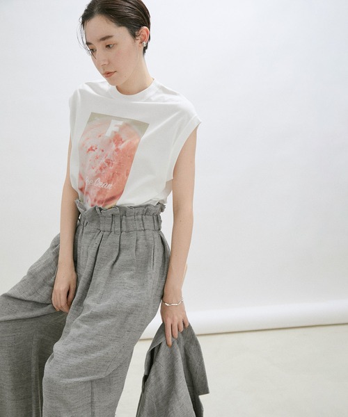 SALON adam et rope'（サロン アダム エ ロペ）の「【MagazineF for SALON】別注ノースリーブプリントTシャツ（Tシャツ/カットソー・レディース・ホワイト/ホワイト系その他/ホワイト系その他2/ホワイト系その他3・FREE）」の4枚目の写真