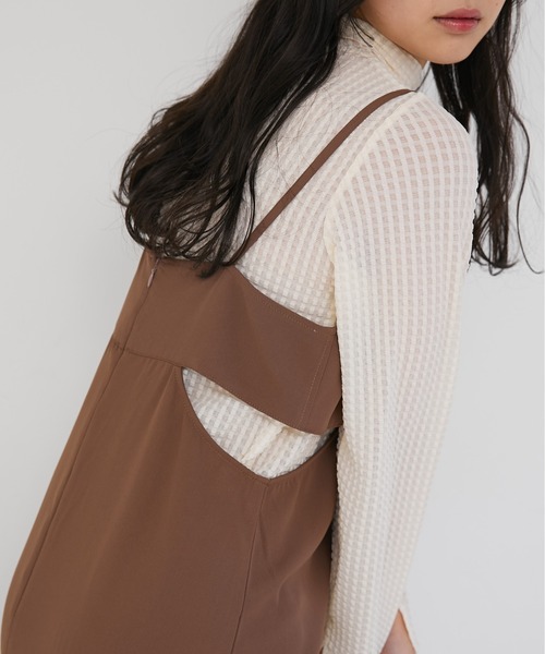 ECRIRE(エクリール)の「カットアウトキャミワンピース(ジャンパースカート・レディース・モカ/グレー/ブラック・M)」の6枚目の写真