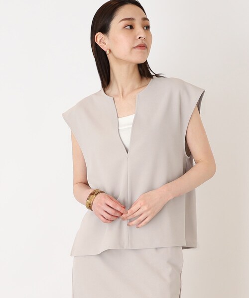 THE SHOP TK (ザ ショップ ティーケー )の「◆【洗濯機洗い可】カットジョーゼットキーネックベスト(ベスト・レディース・ブルー/ライトグレー/ブラック・99)」の8枚目の写真