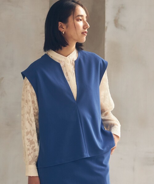 THE SHOP TK (ザ ショップ ティーケー )の「◆【洗濯機洗い可】カットジョーゼットキーネックベスト(ベスト・レディース・ブルー/ライトグレー/ブラック・99)」の1枚目の写真