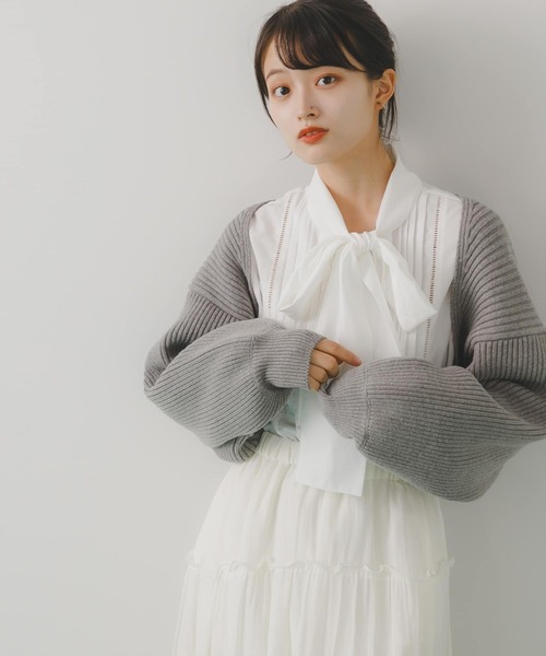 HEYUMM(ヘユム)の「リブニットボレロ(カーディガン/ボレロ・レディース・オレンジ/アイボリー/グレー・ONE)」の13枚目の写真