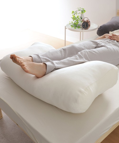 iellio（イエリオ）の「クッションにもなる足枕 / 抱き枕（クッション/クッションカバー・レディース・ピンク/ブラウン/アイボリー/グレー/ベージュ系/グレー系・F）」の2枚目の写真