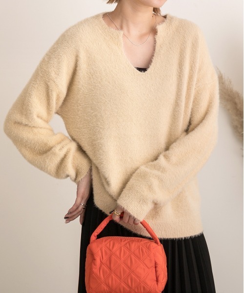 ad thie(アドティエ)の「キーネック・ふんわり シャギーニット(ニット/セーター・レディース・ブラウン/アイボリー/オフホワイト/グレイッシュベージュ/ブラック・FREE)」の5枚目の写真
