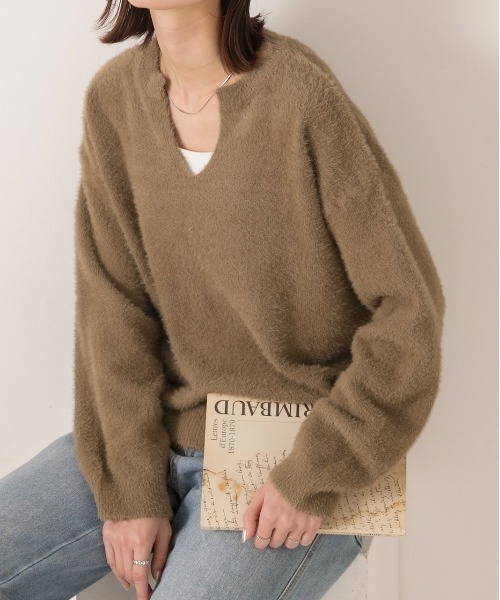 ad thie(アドティエ)の「キーネック・ふんわり シャギーニット(ニット/セーター・レディース・ブラウン/アイボリー/オフホワイト/グレイッシュベージュ/ブラック・FREE)」の4枚目の写真