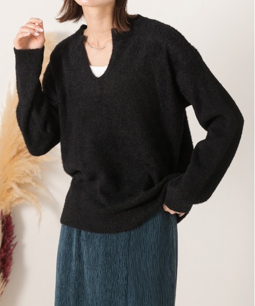 ad thie(アドティエ)の「キーネック・ふんわり シャギーニット(ニット/セーター・レディース・ブラウン/アイボリー/オフホワイト/グレイッシュベージュ/ブラック・FREE)」の3枚目の写真