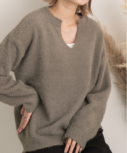 ad thie(アドティエ)の「キーネック・ふんわり シャギーニット(ニット/セーター・レディース・ブラウン/アイボリー/オフホワイト/グレイッシュベージュ/ブラック・FREE)」の16枚目の写真