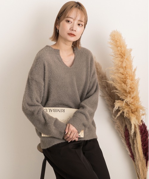 ad thie(アドティエ)の「キーネック・ふんわり シャギーニット(ニット/セーター・レディース・ブラウン/アイボリー/オフホワイト/グレイッシュベージュ/ブラック・FREE)」の18枚目の写真