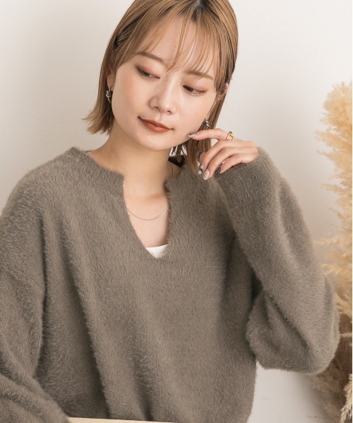 ad thie(アドティエ)の「キーネック・ふんわり シャギーニット(ニット/セーター・レディース・ブラウン/アイボリー/オフホワイト/グレイッシュベージュ/ブラック・FREE)」の21枚目の写真
