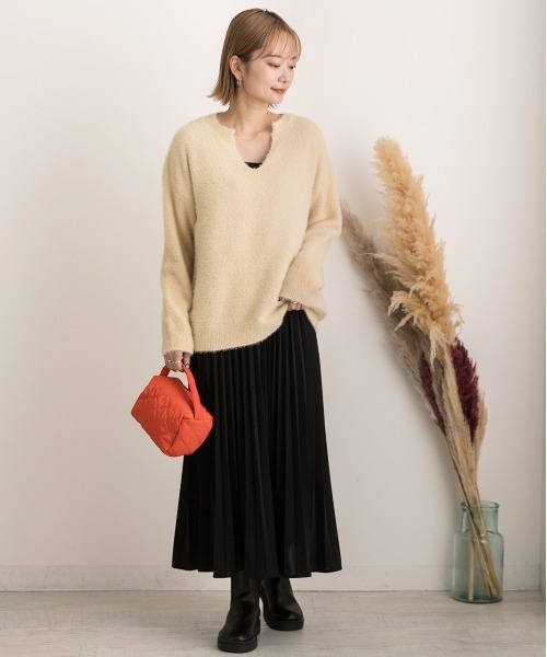 ad thie(アドティエ)の「キーネック・ふんわり シャギーニット(ニット/セーター・レディース・ブラウン/アイボリー/オフホワイト/グレイッシュベージュ/ブラック・FREE)」の12枚目の写真