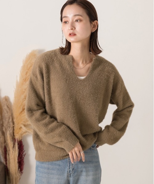 ad thie(アドティエ)の「キーネック・ふんわり シャギーニット(ニット/セーター・レディース・ブラウン/アイボリー/オフホワイト/グレイッシュベージュ/ブラック・FREE)」の10枚目の写真