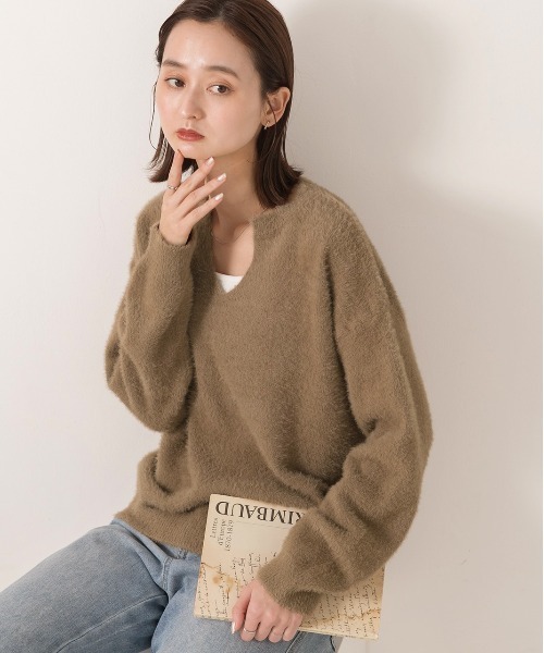 ad thie(アドティエ)の「キーネック・ふんわり シャギーニット(ニット/セーター・レディース・ブラウン/アイボリー/オフホワイト/グレイッシュベージュ/ブラック・FREE)」の11枚目の写真