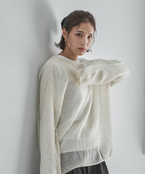 feepur(フェピュール)の「【ハンドウォッシャブル】メッシュオーバーカラーニット(ニット/セーター・レディース・ブラック/オフホワイト/ブルー/イエロー/ピンク/レッド・MEDIUM)」の3枚目の写真