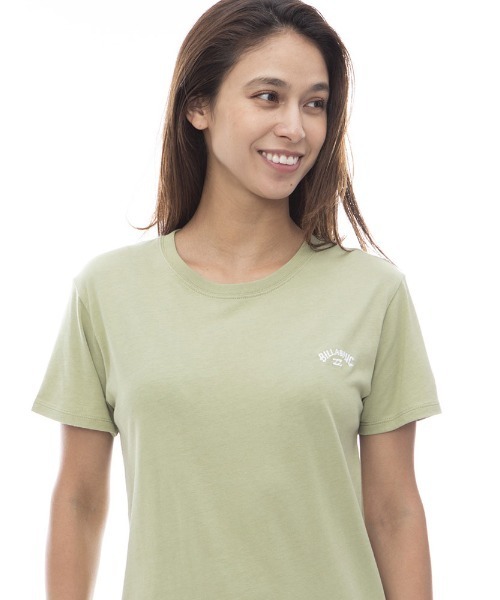 BILLABONG（ビラボン）の「BILLABONG レディース ONE POINT ARCH LOGO TEE Ｔシャツ 【2024年春夏モデル】/ビラボンワンポイントロゴ半袖Tシャツ（Tシャツ/カットソー・レディース・ブラック/ホワイト/グリーン系その他・MEDIUM/LARGE）」の3枚目の写真