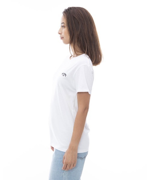 BILLABONG（ビラボン）の「BILLABONG レディース ONE POINT ARCH LOGO TEE Ｔシャツ 【2024年春夏モデル】/ビラボンワンポイントロゴ半袖Tシャツ（Tシャツ/カットソー・レディース・ブラック/ホワイト/グリーン系その他・MEDIUM/LARGE）」の4枚目の写真