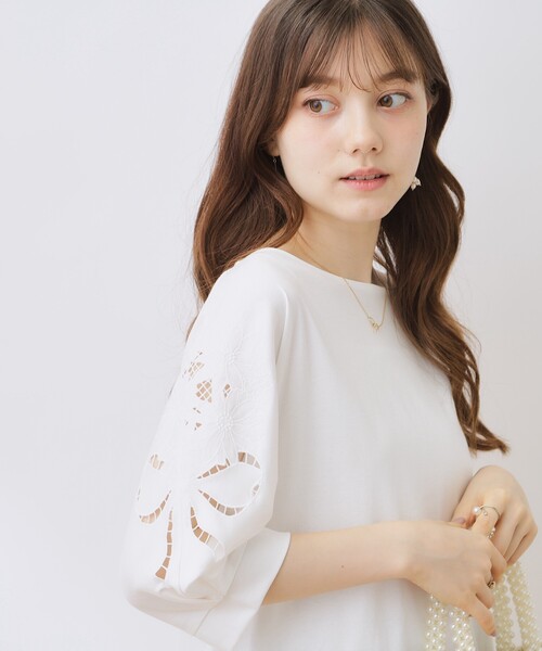 couture brooch(クチュールブローチ)の「◆新色追加【接触冷感/UV/洗える】マーガレットエンブロドルマンカットソー(Tシャツ/カットソー・レディース・ブルー系7/ブラック/サンドベージュ/ブラック系2/オフホワイト/ライトグリーン/ホワイト系9/ホワイト系5/ピンク系その他・34/42/38)」の4枚目の写真