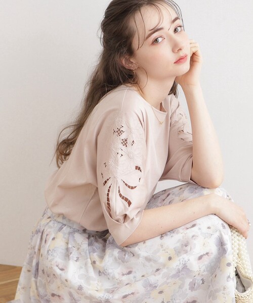 couture brooch(クチュールブローチ)の「◆新色追加【接触冷感/UV/洗える】マーガレットエンブロドルマンカットソー(Tシャツ/カットソー・レディース・ブルー系7/ブラック/サンドベージュ/ブラック系2/オフホワイト/ライトグリーン/ホワイト系9/ホワイト系5/ピンク系その他・34/42/38)」の6枚目の写真