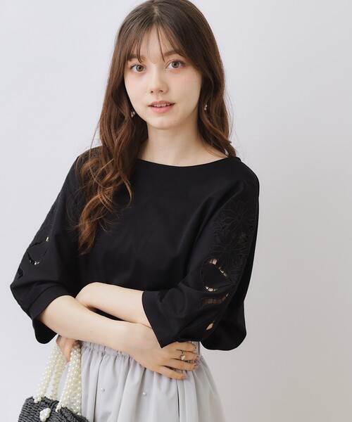 couture brooch(クチュールブローチ)の「◆新色追加【接触冷感/UV/洗える】マーガレットエンブロドルマンカットソー(Tシャツ/カットソー・レディース・ブルー系7/ブラック/サンドベージュ/ブラック系2/オフホワイト/ライトグリーン/ホワイト系9/ホワイト系5/ピンク系その他・34/42/38)」の16枚目の写真